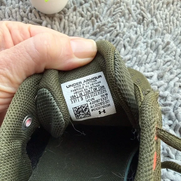 Under Armour UA Boys Size 3.5 Charged Rogue Dark Green Sneakers Athletic Shoes - Picture 8 of 8
